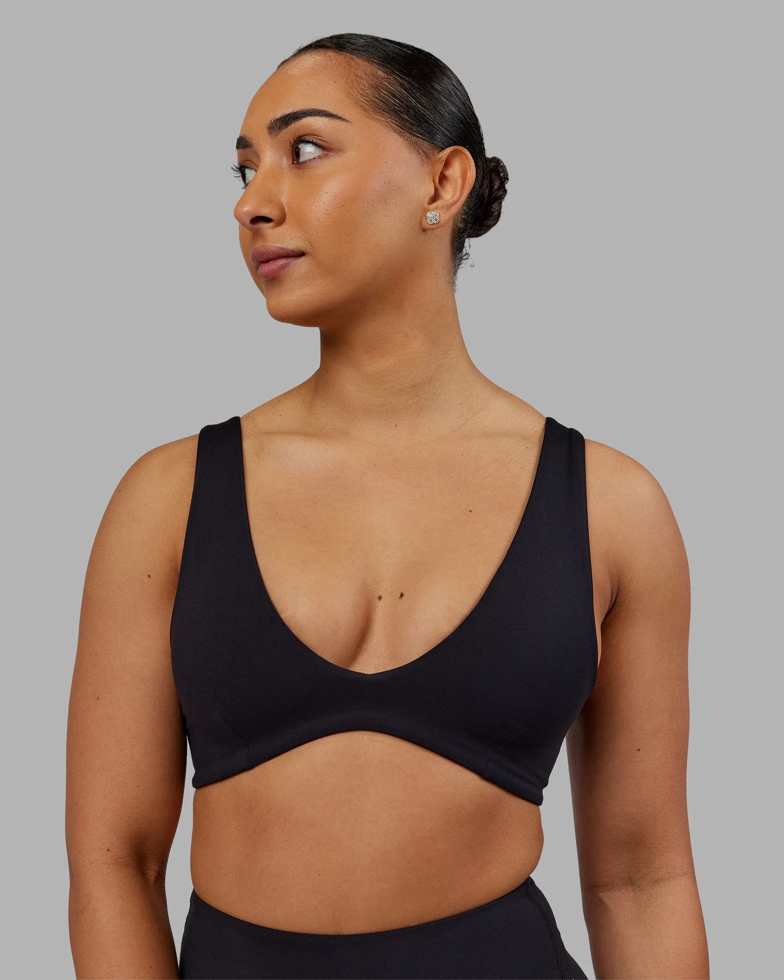 Reform Sports Bra - Black Sleeveless seams Compression Fit