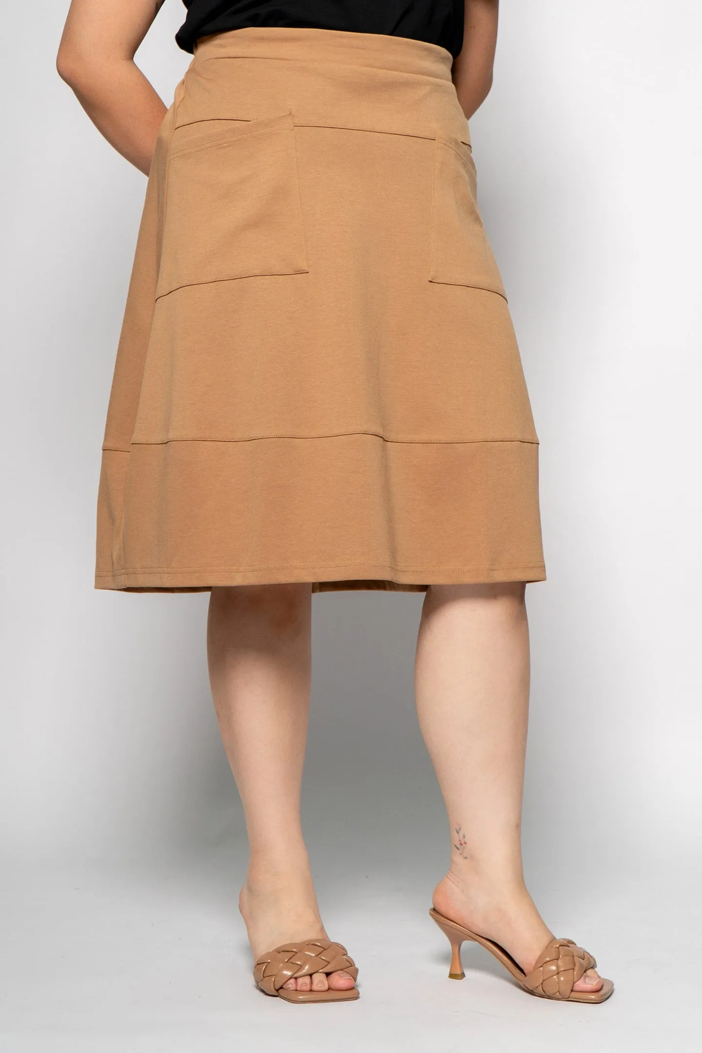 Chill Wear Smooth Layer Ebenezer Skirt in Khaki