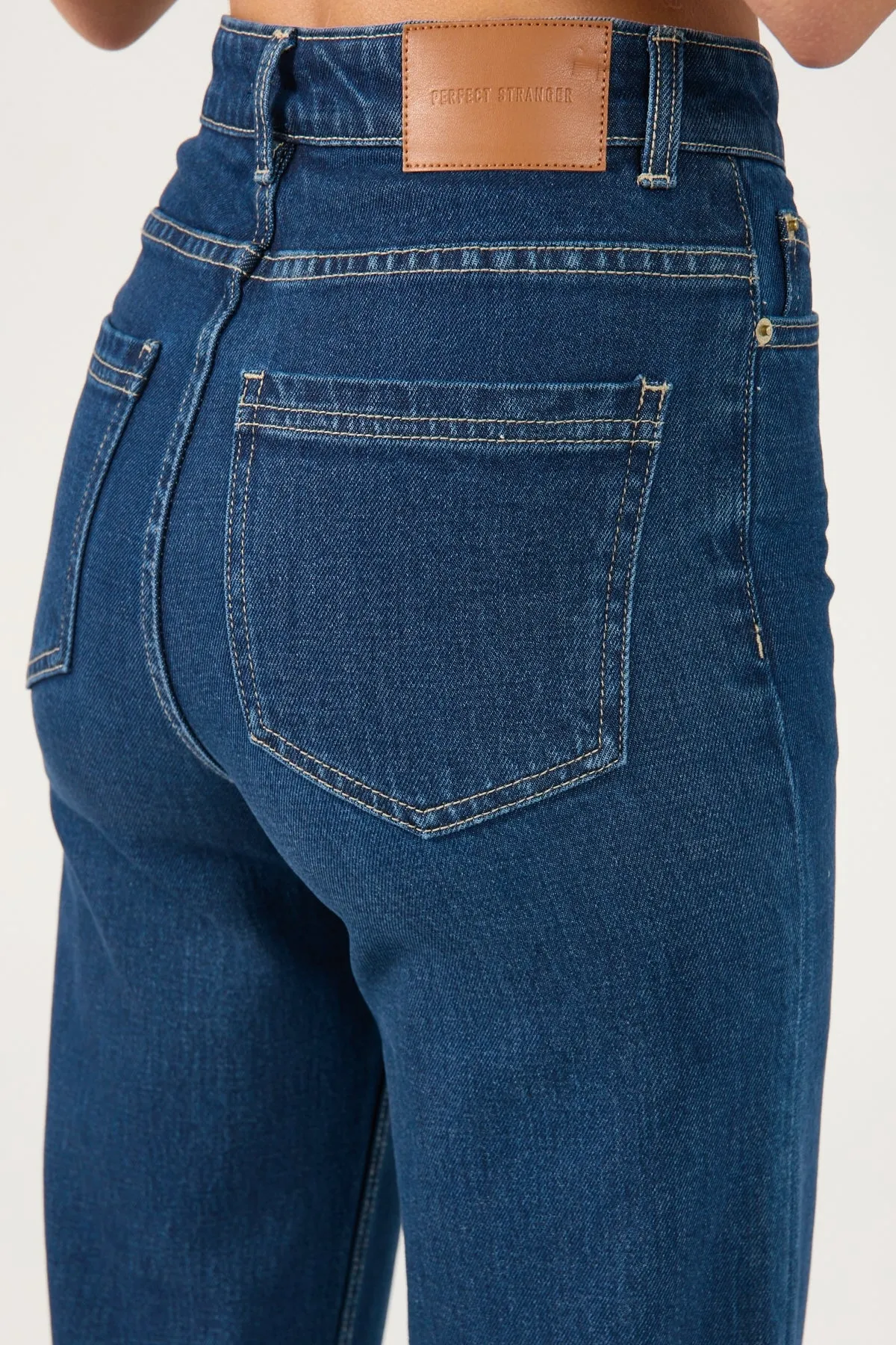 Outfit Ease Athlete Fit Elegant Perfect Stranger High Rise Wide Leg Jean Dark Blue Denim