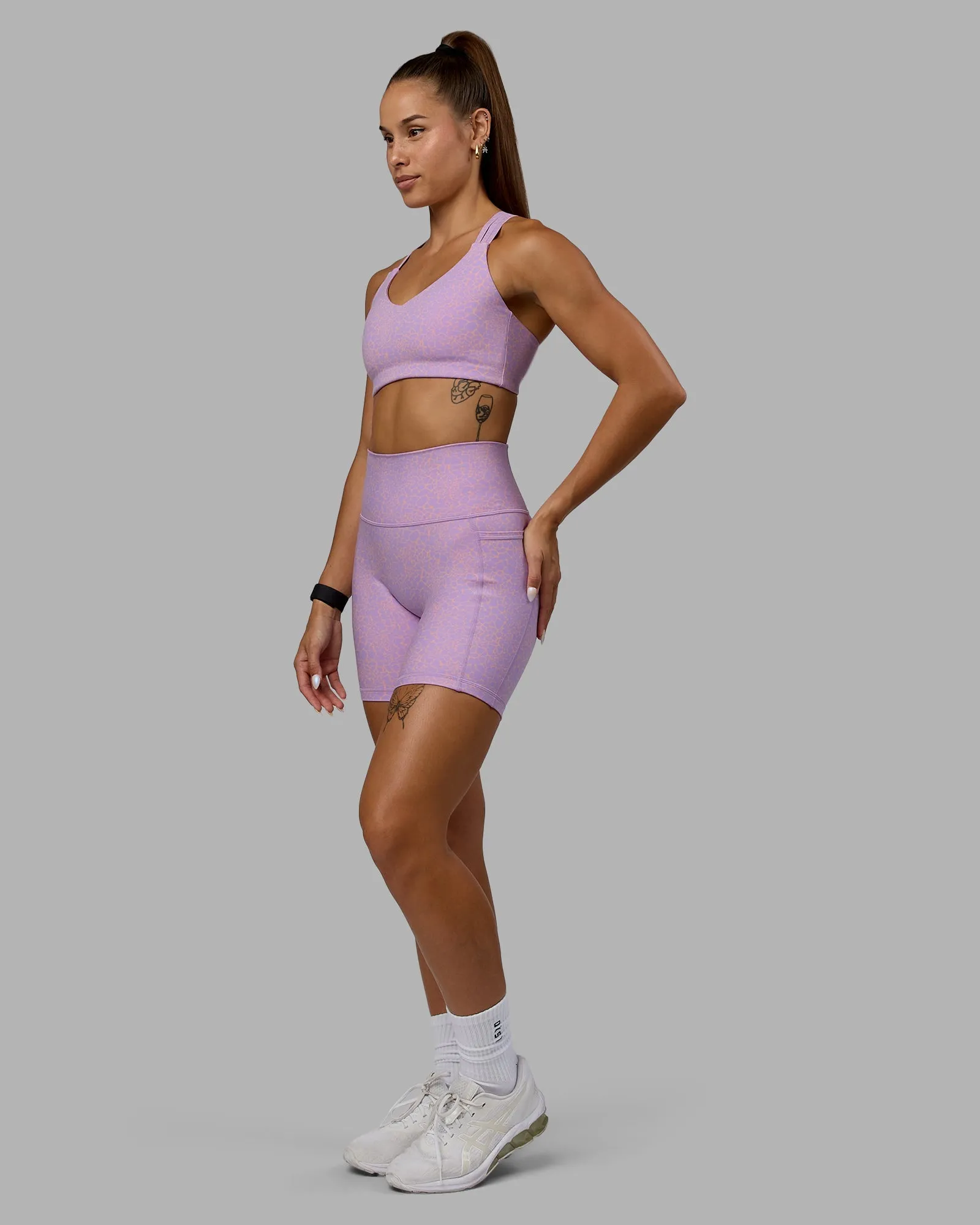 Sneakers Moisture Wicking Technology Fusion Ultra High-Rise 6" Short Pockets - Pale Lilac Vitality Print