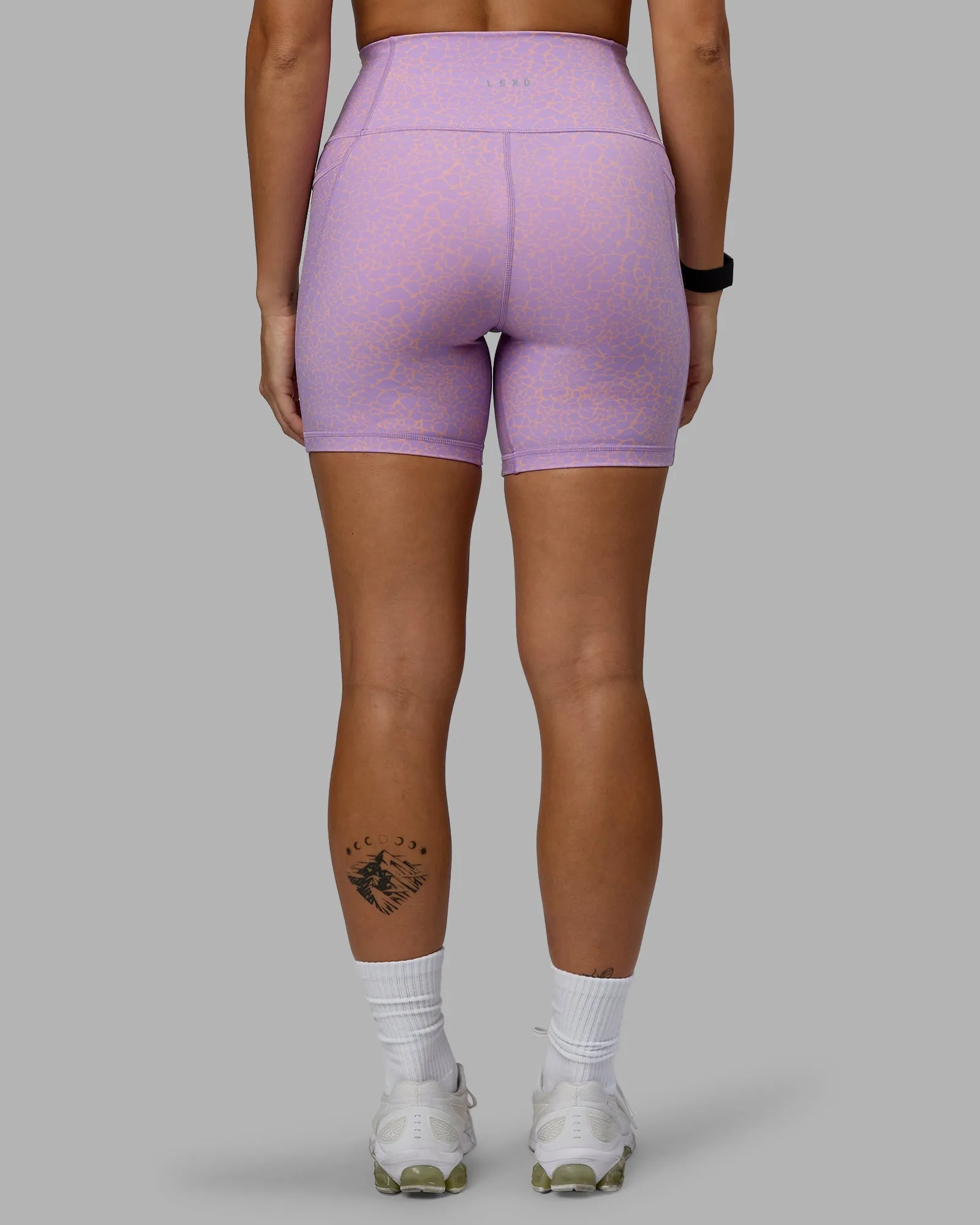 SeamlessConstruction Flexible Layer Fit Fusion Ultra High-Rise 6" Short Pockets - Pale Lilac Vitality Print