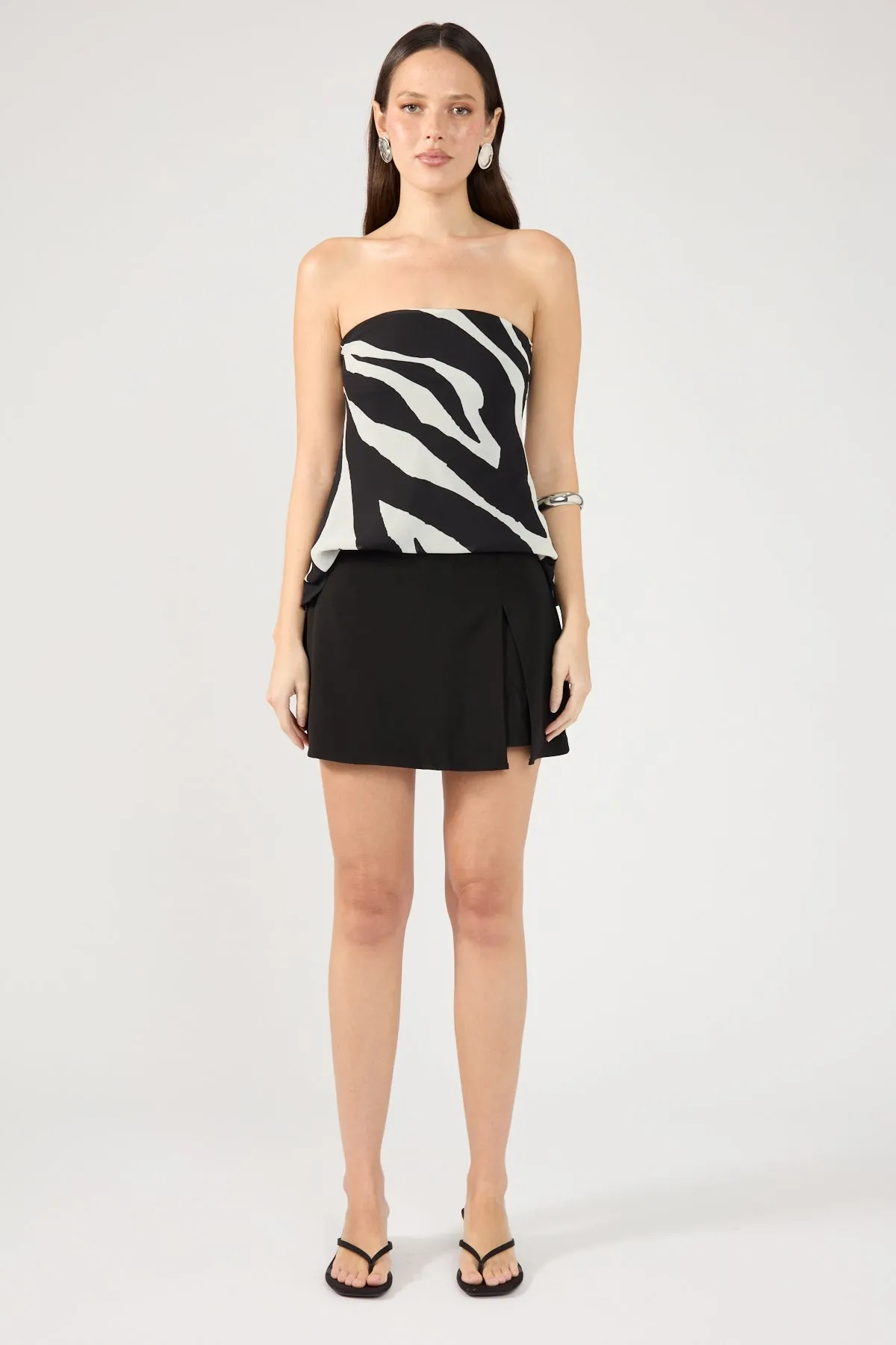 Simple Layer Perfect Stranger Tropez Mid Rise Skort Black