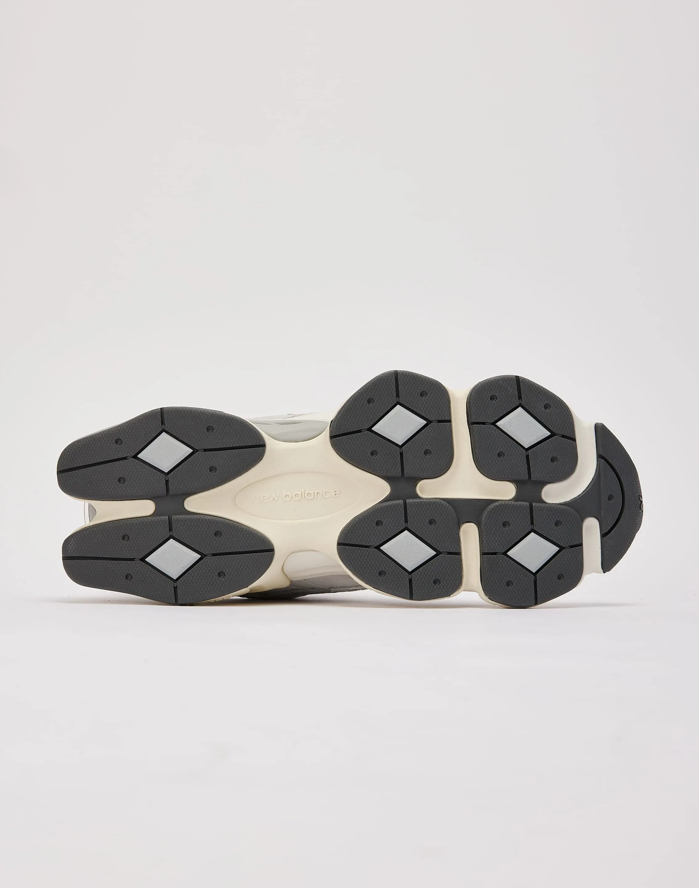 Asymmetric Heel Counter mountain - runner New Balance 9060