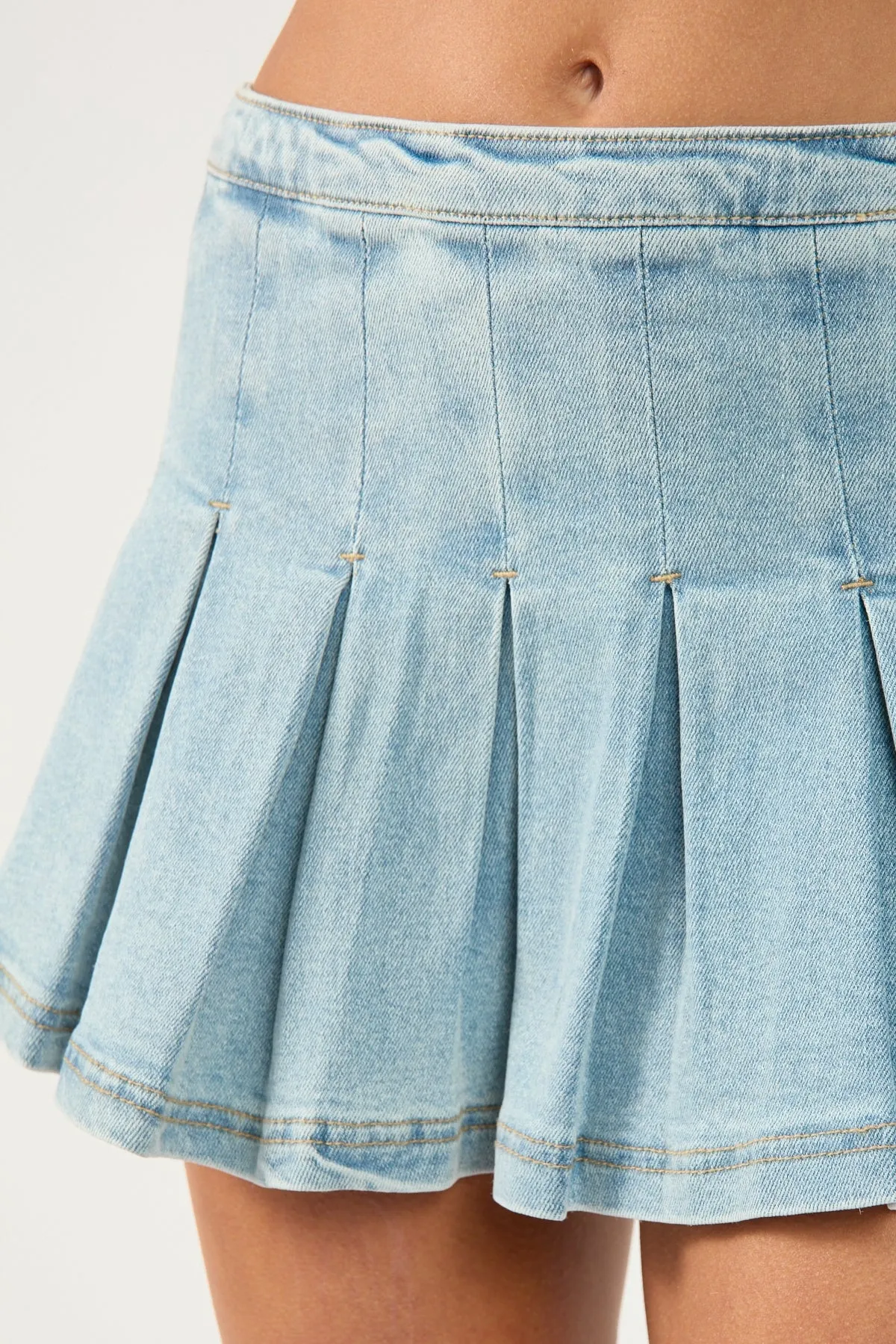 Perfect Stranger Georgie Pleated Denim Mini Skirt Light Blue Denim Sharp Look
